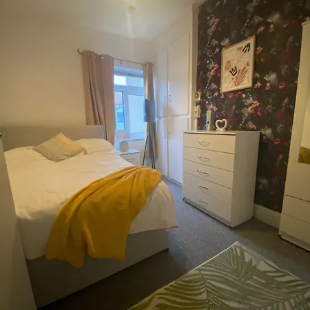 Lena St - 3 Bedroom House - Sleeps 6 - Wifi בית נופש *