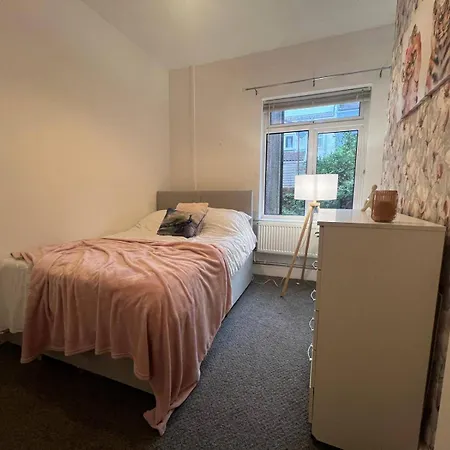 בית נופש Lena St - 3 Bedroom House - Sleeps 6 - Wifi *