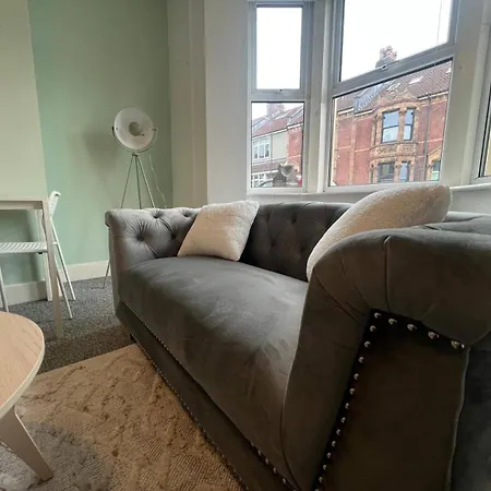 Lena St - 3 Bedroom House - Sleeps 6 - Wifi *