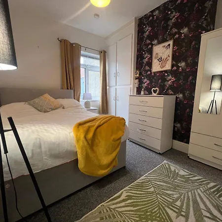 Lena St - 3 Bedroom House - Sleeps 6 - Wifi בריסטול