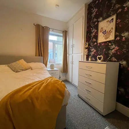 Lena St - 3 Bedroom House - Sleeps 6 - Wifi Hébergement de vacances