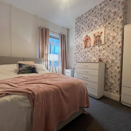 Lena St - 3 Bedroom House - Sleeps 6 - Wifi 度假居 布里斯托