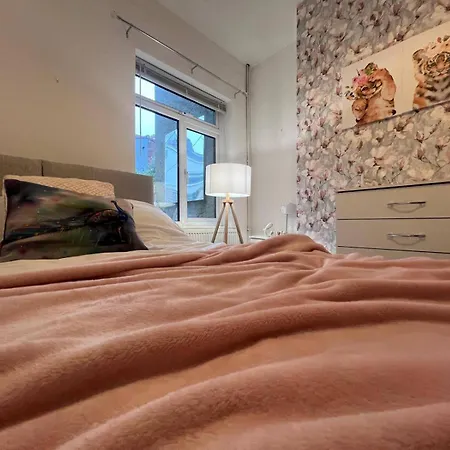 Lena St - 3 Bedroom House - Sleeps 6 - Wifi