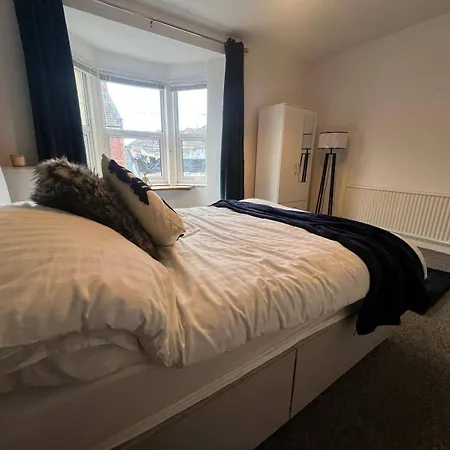 Lena St - 3 Bedroom House - Sleeps 6 - Wifi בית נופש בריסטול