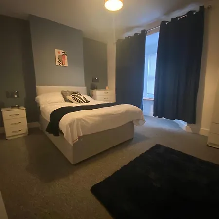 Lena St - 3 Bedroom House - Sleeps 6 - Wifi * ブリストル