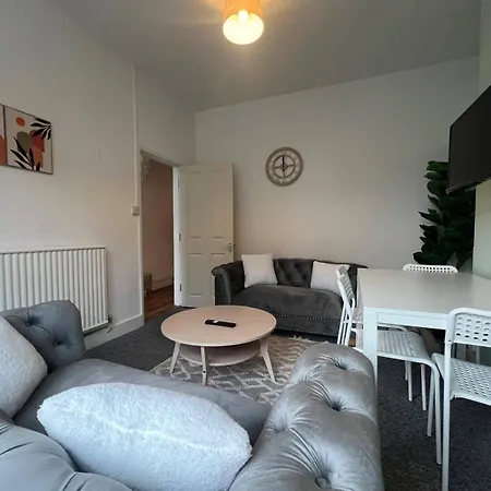 Lena St - 3 Bedroom House - Sleeps 6 - Wifi Bristol