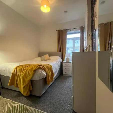 Lena St - 3 Bedroom House - Sleeps 6 - Wifi * Bristol