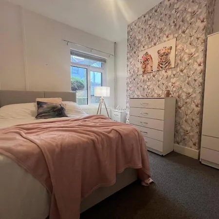 Lena St - 3 Bedroom House - Sleeps 6 - Wifi