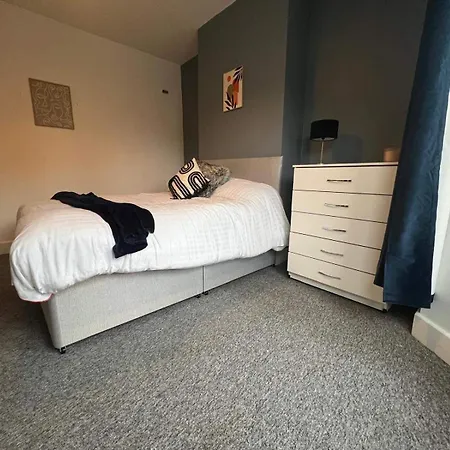 Lena St - 3 Bedroom House - Sleeps 6 - Wifi *